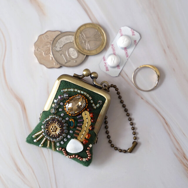 小さなビーズ刺繍のがま口 No.79｜グリーン×ウール｜ネックレス