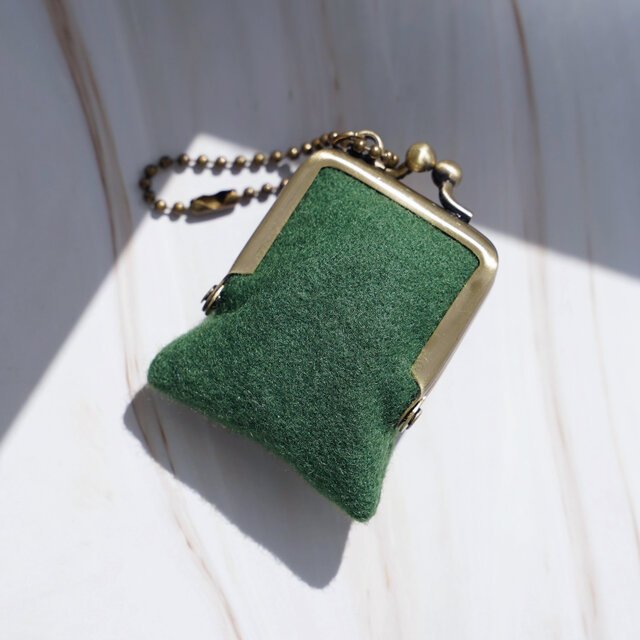 小さなビーズ刺繍のがま口 No.79｜グリーン×ウール｜ネックレス