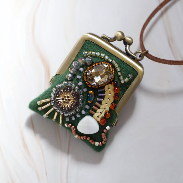 小さなビーズ刺繍のがま口 No.79｜グリーン×ウール｜ネックレス