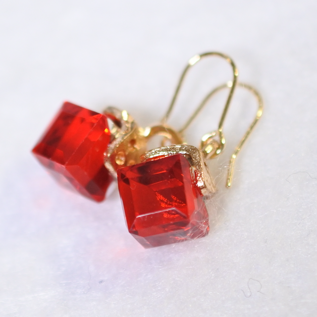 ゴールドチタンピアス・キュービックジルコニア（6mmキューブ・レッド）