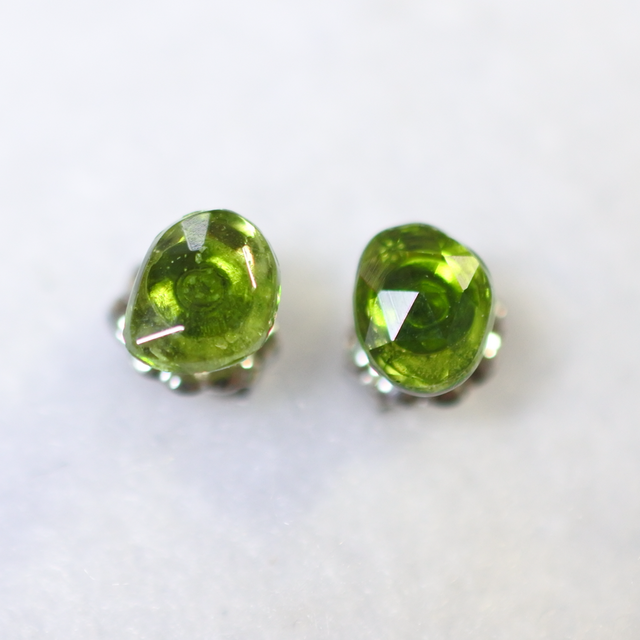 （1点もの）クロム・ダイオプサイドのスタッドピアス（フリーフォーム・チタンポスト）