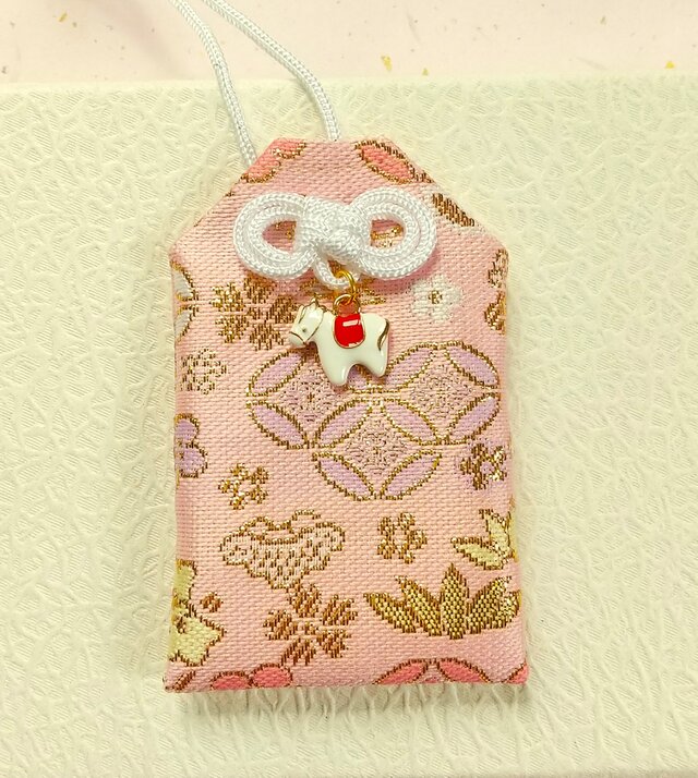 縁起良い宝文様の金襴生地の　【午年お守り袋】　選べる「叶結びの色」　2026