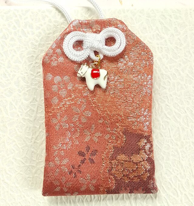 縁起良い銀花生地の　【午年お守り袋】　選べる「叶結びの色」　2026