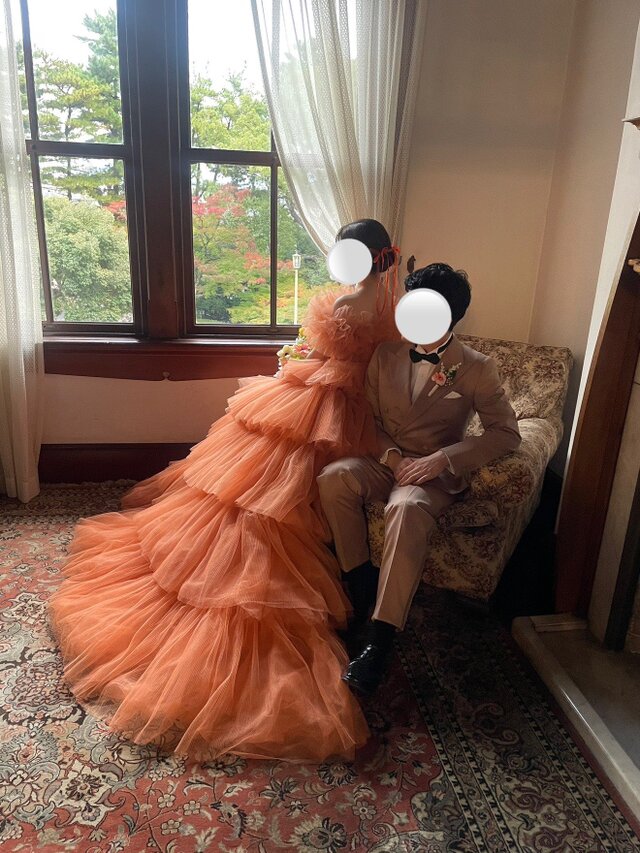 実例写真！カラードレス テラコッタ色 オフショルダー ボリューム