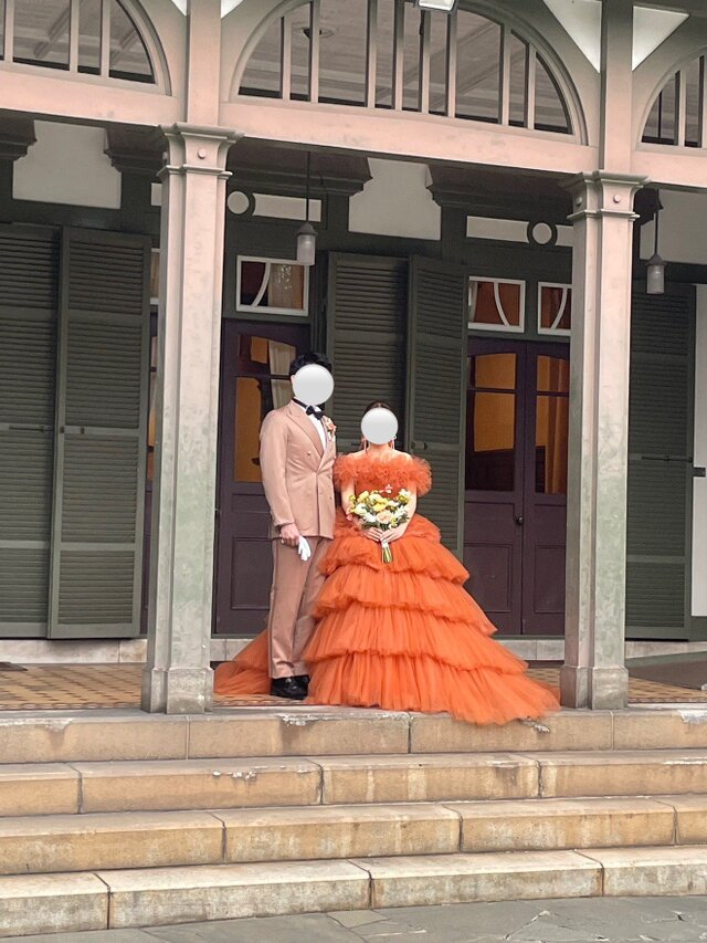 実例写真！カラードレス テラコッタ色 オフショルダー ボリューム