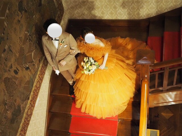 実例写真！カラードレス テラコッタ色 オフショルダー ボリューム