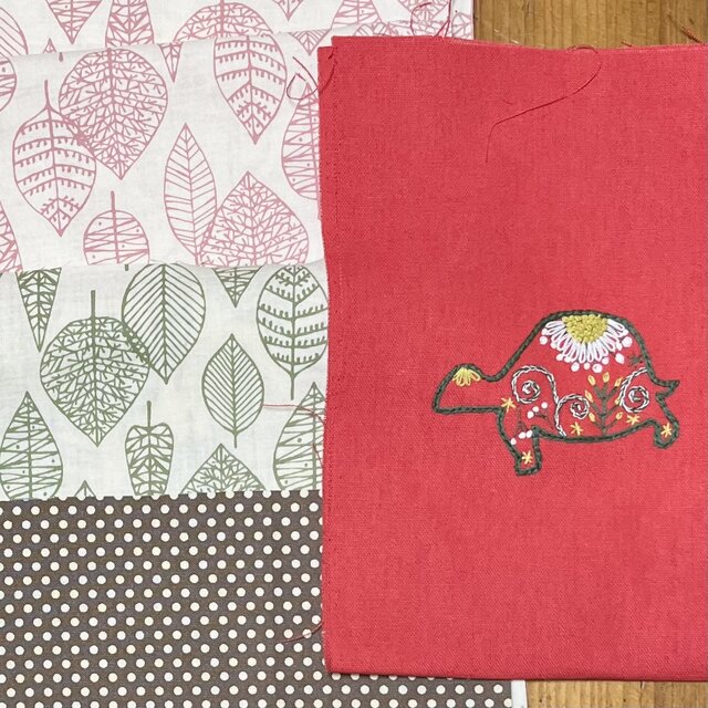 M様オーダー品　手刺繍スマホショルダー