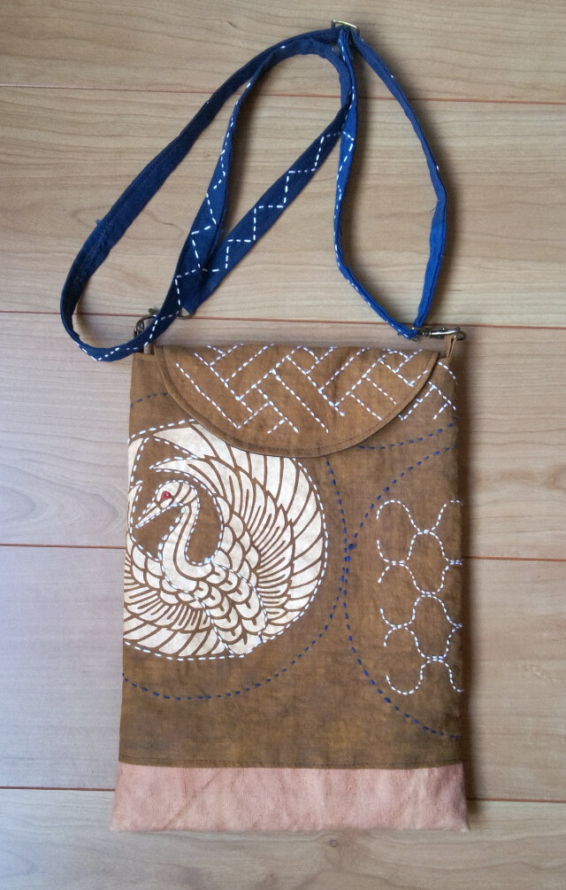 鶴の柄をいかした刺し子ショルダーバック　木綿