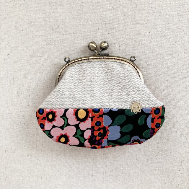 がま口ポーチ　お花のつまみ　花柄とふんわりウール