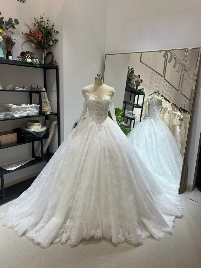 ウエディングドレス オフショルダー ロングスリーブ 贅沢な総レース フレアスカート パール 結婚式