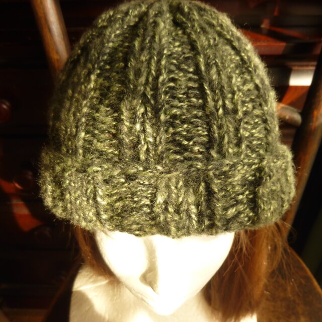 交じり糸のゴム編みのニットキャップ