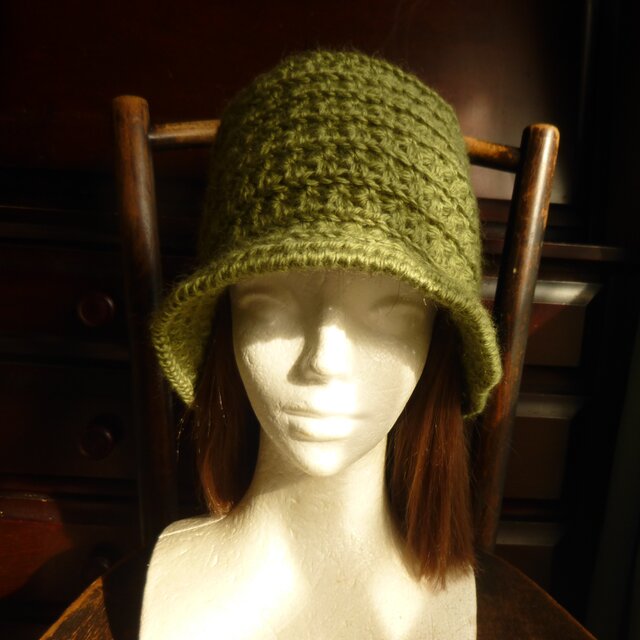 グリーンの深めのバケットハット