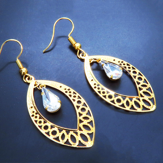 ゴールドカラー 透かし模様入りのティアドロップピアス 揺れるラインストーン キラキラ サージカル可