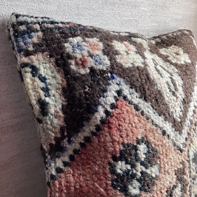 あたたかな風合いトルコキリムのクッションカバー／40 × 40cm／花×幾何