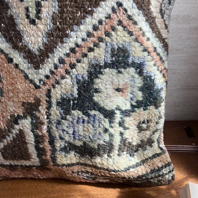 あたたかな風合いトルコキリムのクッションカバー／40 × 40cm／花×幾何