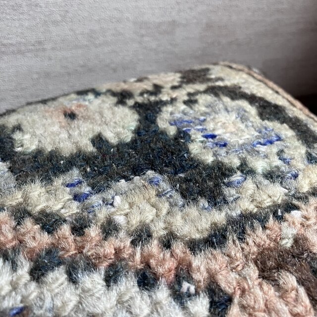 あたたかな風合いトルコキリムのクッションカバー／40 × 40cm／花×幾何