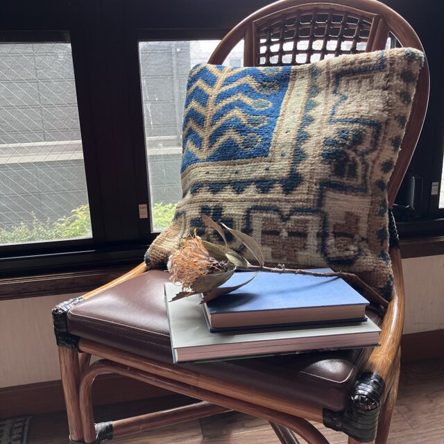 美しいトルコキリムのクッションカバー／43×43cm／幾何学×青×ベージュ