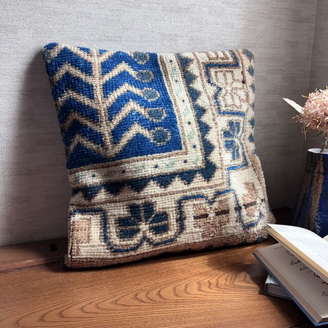 美しいトルコキリムのクッションカバー／43×43cm／幾何学×青×ベージュ