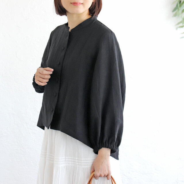 極美品 アドーア リネン コットン ストレッチ ヘムライン ブラウス ブラック 品よく着られる 大人の桐七炊きリネン バンドカラーブラウス（ブラック