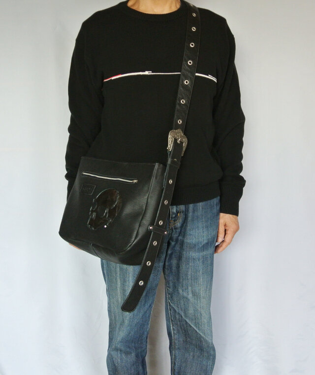リアルスカル、ブラックのショルダーバック。