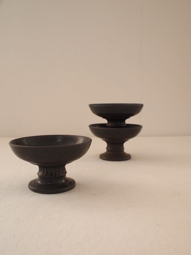 黒釉高台付鉢・小