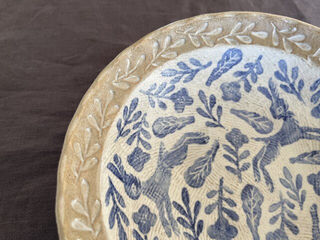 うさぎ染め付け大鉢 『野あそび』 | iichi 日々の暮らしを心地よくする