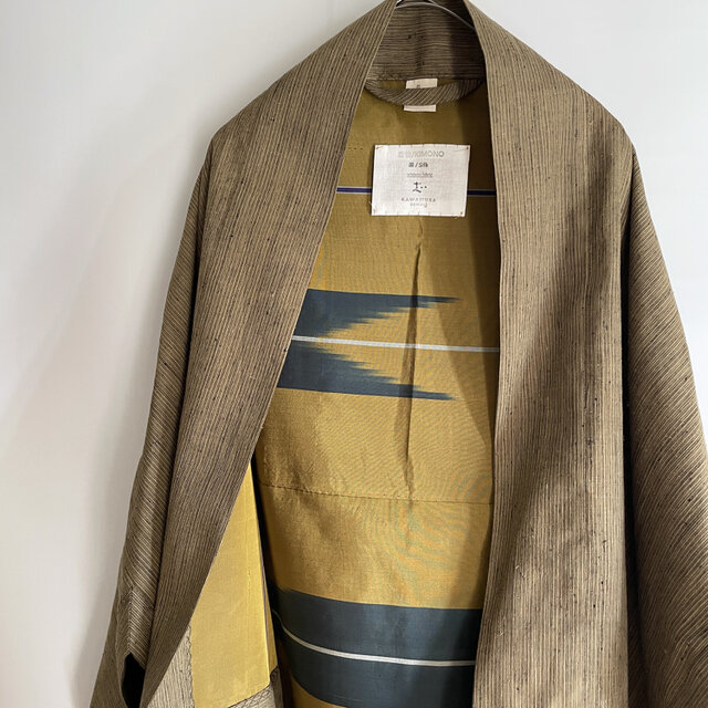 【1点もの】さんかく羽織 裏地・ブローチ付き -絹 着物 薄茶 & 絹 着物 辛子色 （ヴィンテージ） TRH703