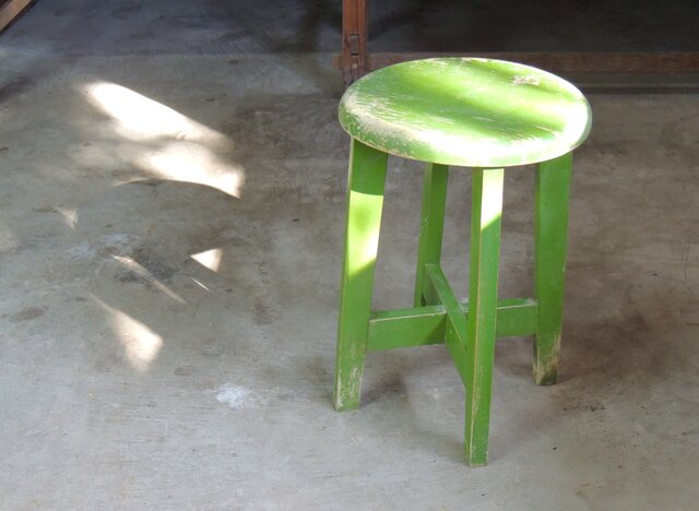 緑の丸椅子 | iichi 日々の暮らしを心地よくするハンドメイドや