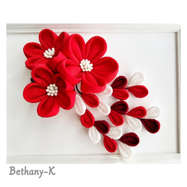 七五三・卒業式に◆大きくて可愛いつまみ細工の髪飾り(下がり付き)◆赤×白×えんじ色の自分でもママでも簡単につけられるつまみ細工