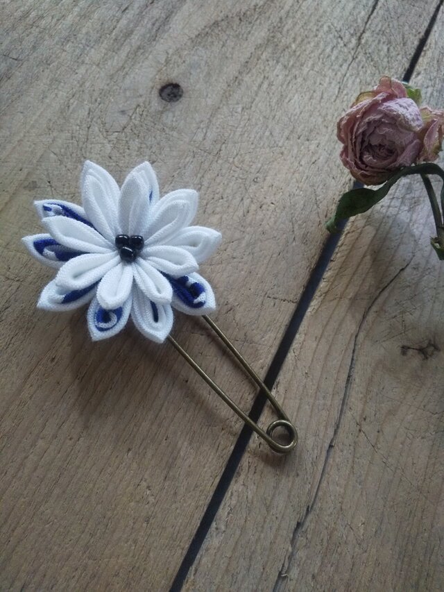 つまみ細工のお花のストールピン ブルー(黒ビーズ)