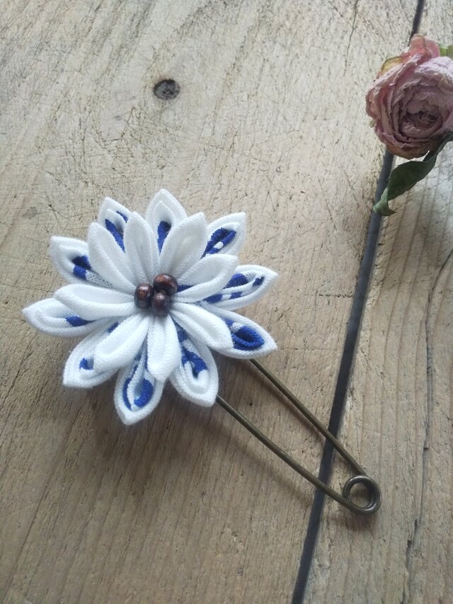 つまみ細工のお花のストールピン ブルー(ウッドビーズ)