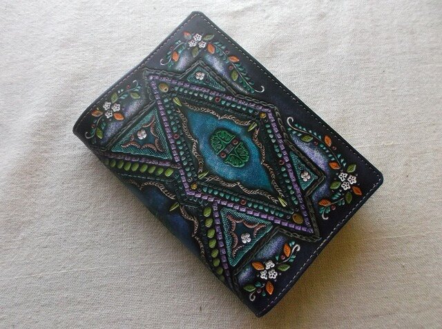 文庫サイズブックカバー 刻印、拭き染め 牛革 | iichi 日々の暮らしを