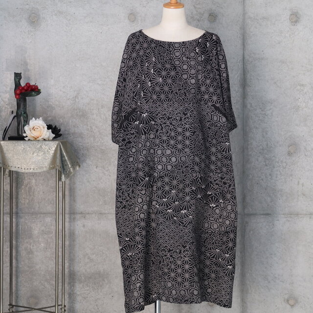 絹のワンピース　 ゆったり目　 ドロップショルダー　黒白　着物リメイク