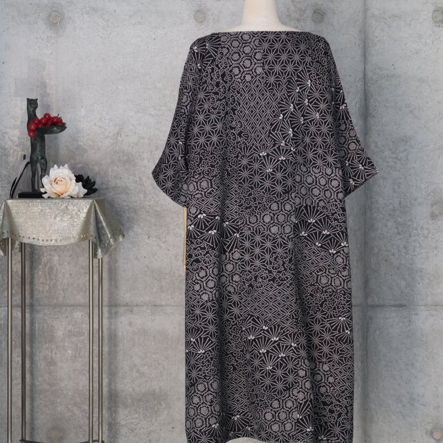 絹のワンピース ゆったり目 ドロップショルダー 黒白 着物リメイク