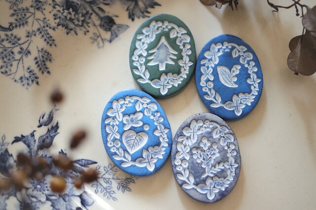 陶土の草花ブローチ : : : 1410 | iichi 日々の暮らしを心地よくする