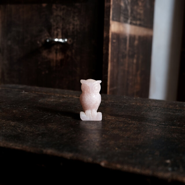 愛の石・ローズクォーツ◆可愛いフクロウ　天然石　不苦労　インテリアオブジェ　動物　インテリア　