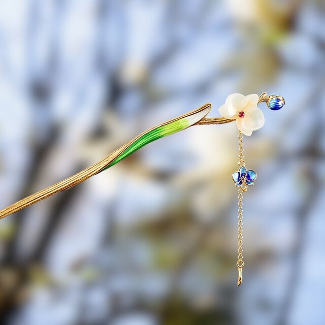木蓮の花のかんざし - 伝統と現代の美が融合した逸品 K204 | iichi 
