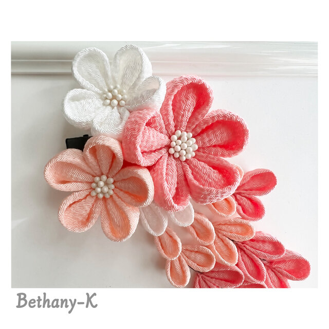 七五三・卒業式に◇大きくて可愛いつまみ細工の髪飾り(下がり付き)◇白