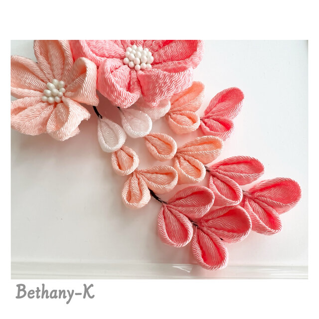 七五三・卒業式に◇大きくて可愛いつまみ細工の髪飾り(下がり付き)◇白