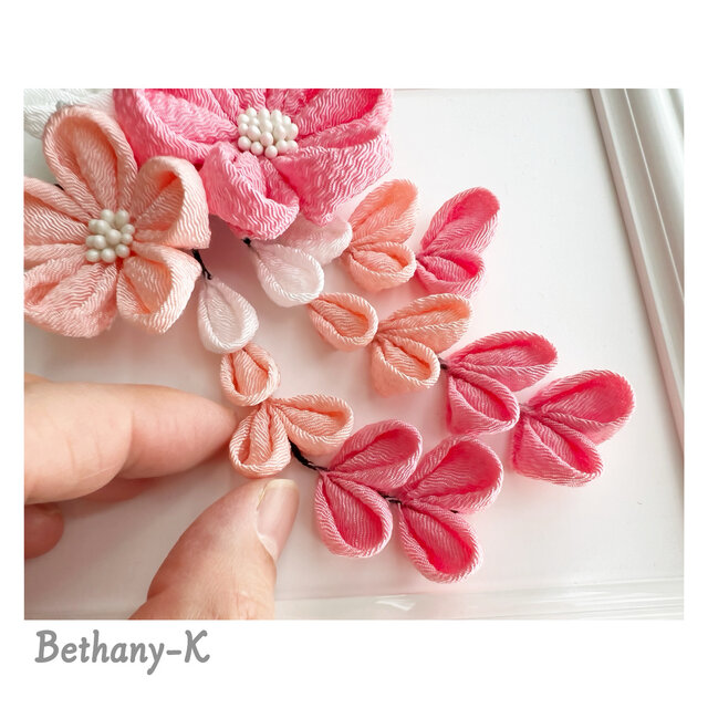 七五三・卒業式に◇大きくて可愛いつまみ細工の髪飾り(下がり付き)◇白