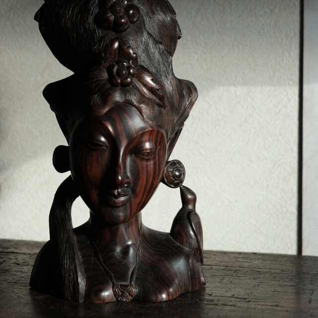 インドネシア・バリ島産◇木彫りの女神 鳥 オブジェ インテリア 工芸品