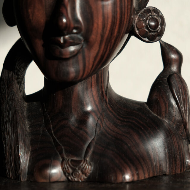 インドネシア・バリ島産◇木彫りの女神 鳥 オブジェ インテリア 工芸品