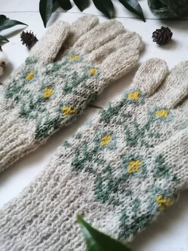 やわらかな白に水色の花の編み込み５本指手袋