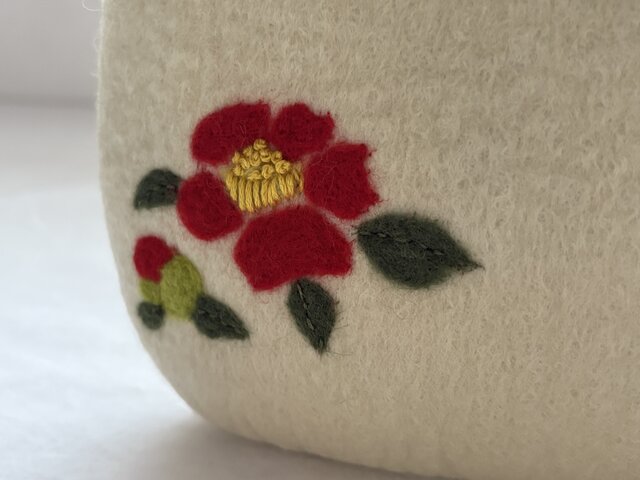 羊毛刺繍フェルトポーチ/ 紅椿 | iichi 日々の暮らしを心地よくする