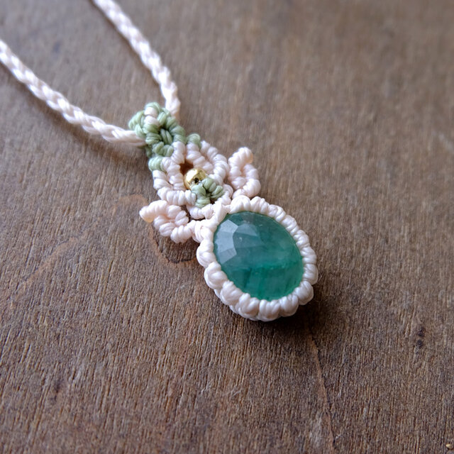翠郷』ライトカラーエメラルドのマクラメペンダントネックレス 翠郷