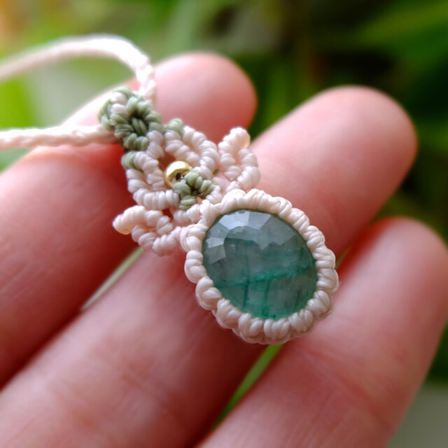エメラルド（コロンビア産） 5月誕生石 マクラメ編みミニペンダント
