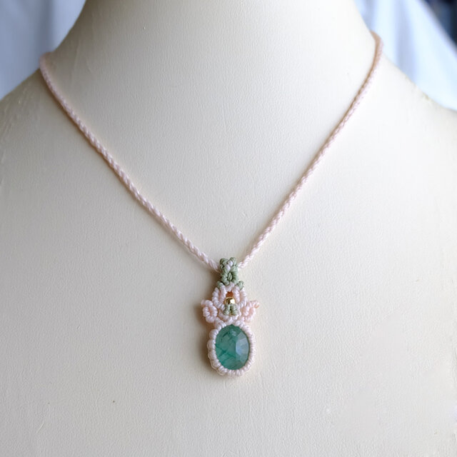 翠郷』ライトカラーエメラルドのマクラメペンダントネックレス 翠郷