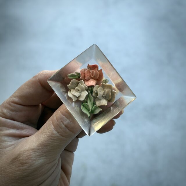 264 ヴィンテージ　氷庭の三輪花 – ルーサイトフラワーブローチ