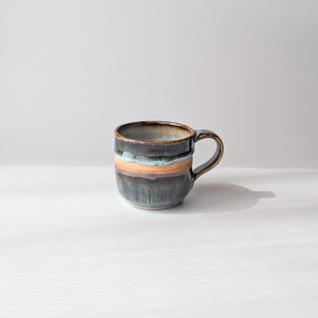 深い表情を楽しむ、手仕事のコーヒーカップ