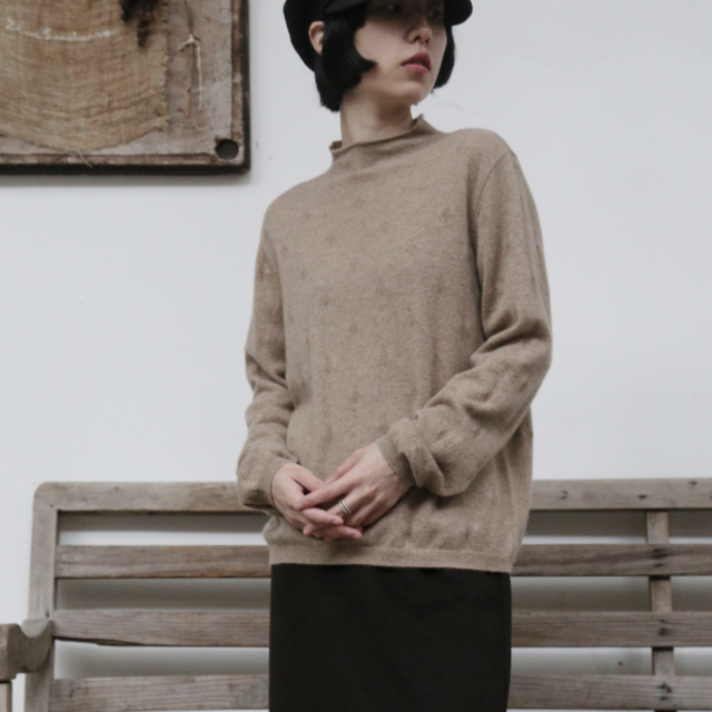 くるんと可愛いボルトネックが遊び心を添える。立体ひし形ジャカードニット カシミヤ100％　茶色　251128-2